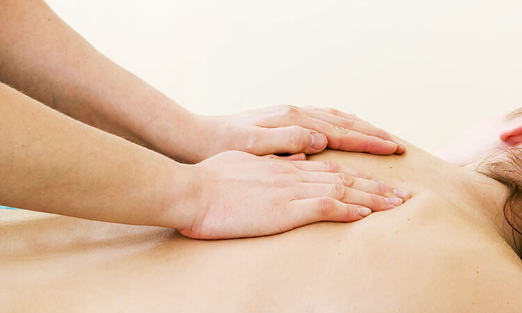 Bàn tay điêu luyện lành nghề của Kỹ thuật viên massage toàn thân Đà Nẵng tại Herbal Spa.