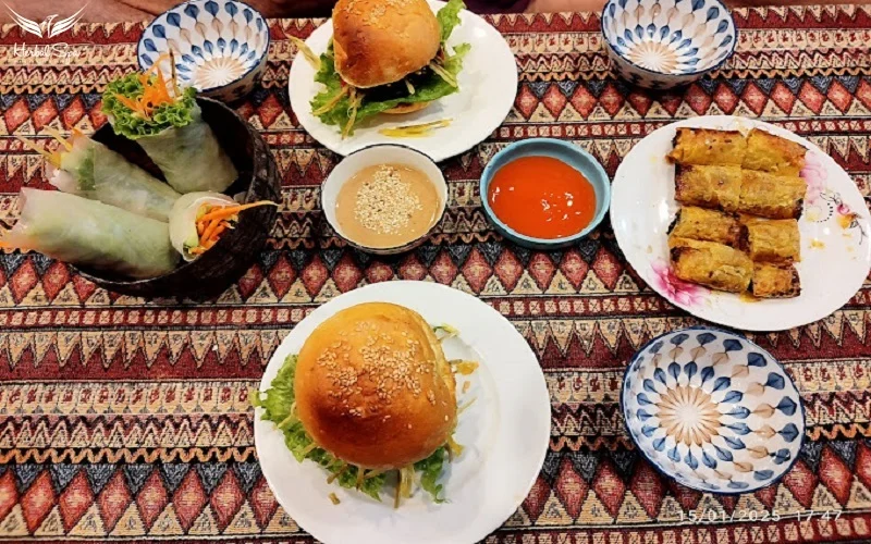 春巻き、カオラウなどのベストセラー料理がある