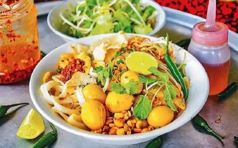 ミークアンはダナン名物の麺料理
