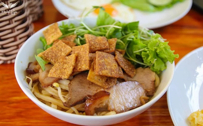 カオラウはホイアン名物の麺料理