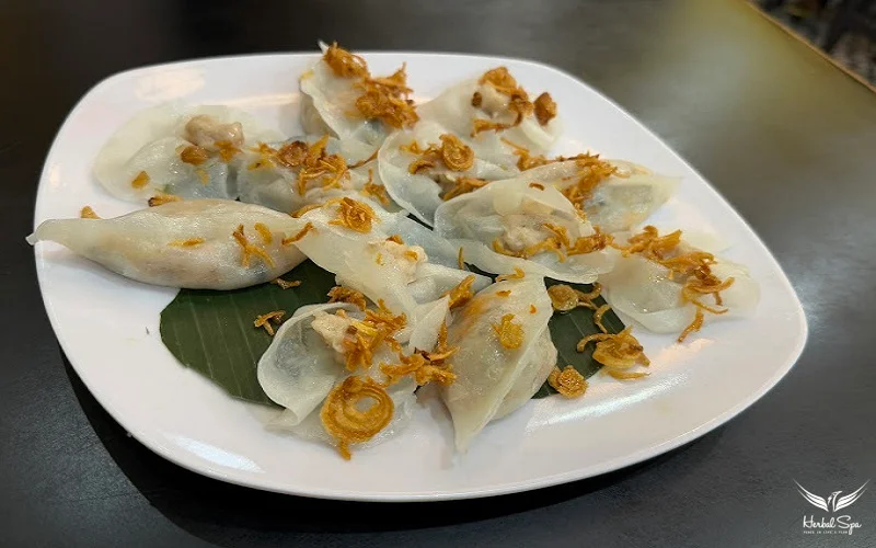 米粉の皮でエビの餡を包み、蒸して仕上げた繊細な料理