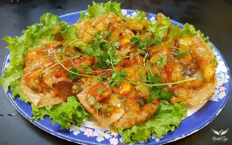 特製ソースをトッピングしたユニークな料理