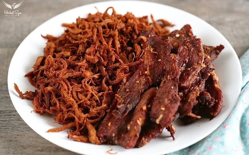 牛肉を薄味で味付けし、1日中天日干しすること