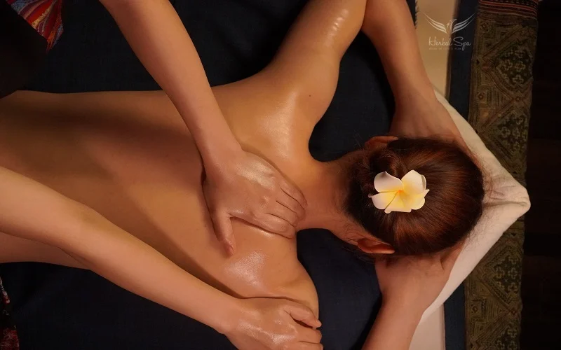 Herbal Spa独自の指圧療法とホット ストーン マッサージを融合させたシグネチャーマッサージ
