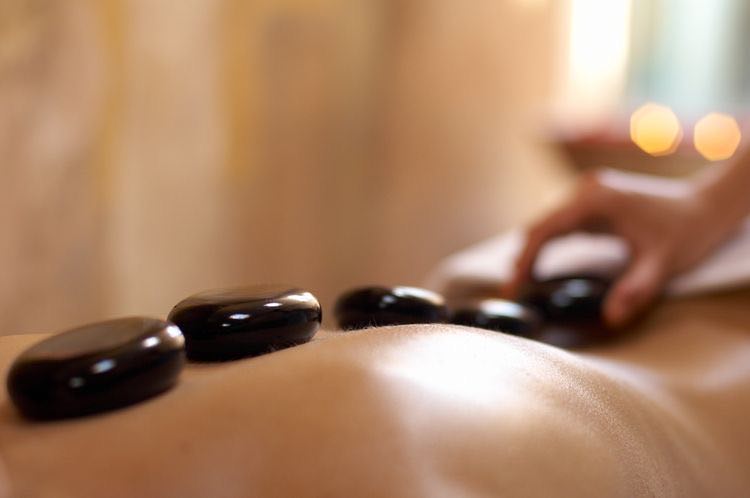 Massage toàn thân kết hợp đá nóng tại Herbal Spa