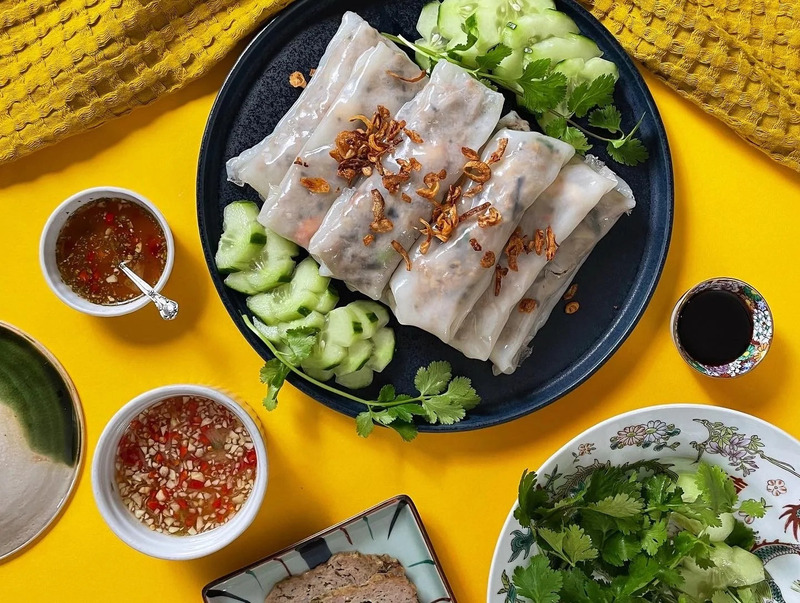 Steamed rice roll with grilled pork (Bánh cuốn)