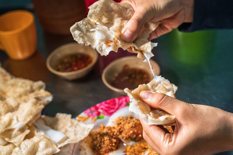 Smashing rice paper (Bánh đập)