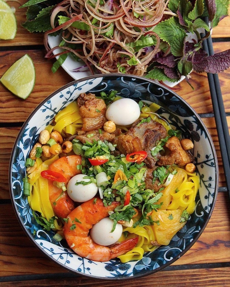 Quang noodles (Mì Quảng), a local favorite in Hoi An