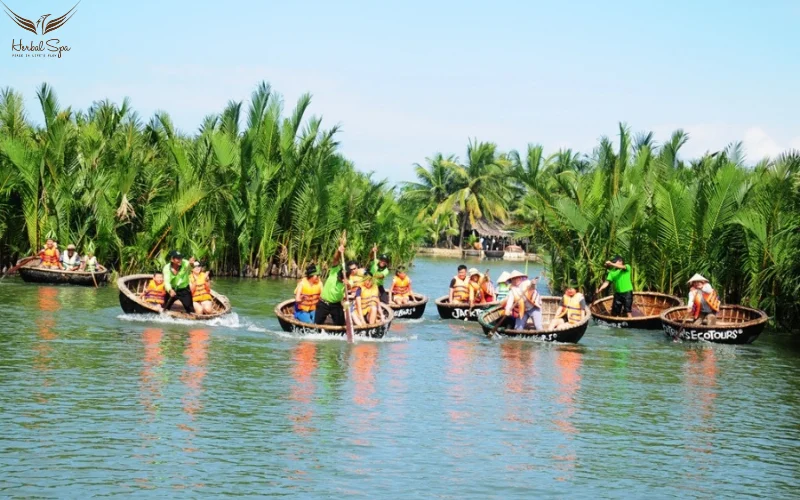 Hoi-An-coconut-boat