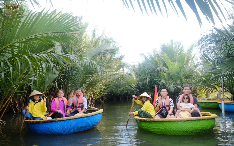 Hoi-An-coconut-boat