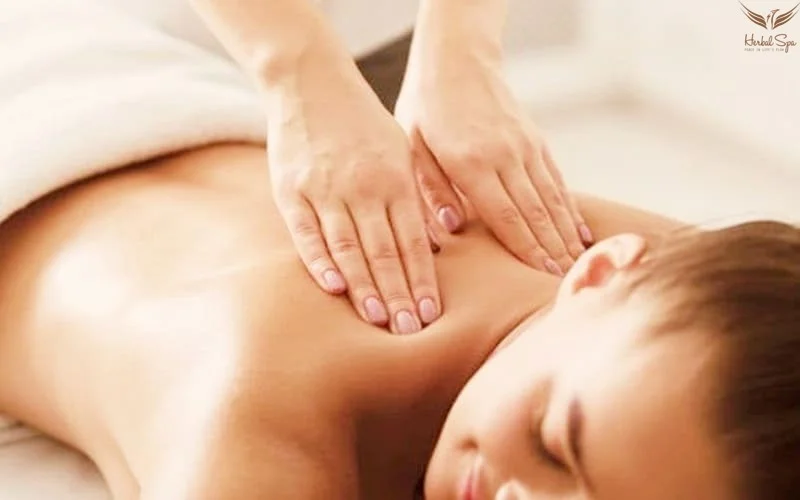 딥 티슈 마사지는 깊은 통증을 집중적으로 완화하고자 하는 사람들에게 적합한 마사지 형태입니다.