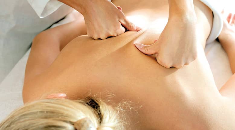 Massage nến với tinh dầu từ nến đi sâu vào các cơ, khớp và huyệt đạo