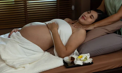 孕妇在按摩前应该咨询医生了解是否适合进行按摩