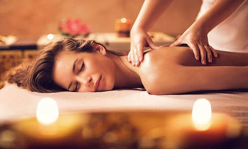 Du khách tận hưởng liệu trình massage chuyên nghiệp tại các Spa uy tín Đà Nẵng.