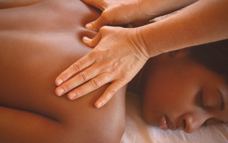 Massage toàn thân herbal spa kết hợp bấm huyệt chữa lành mô sâu.