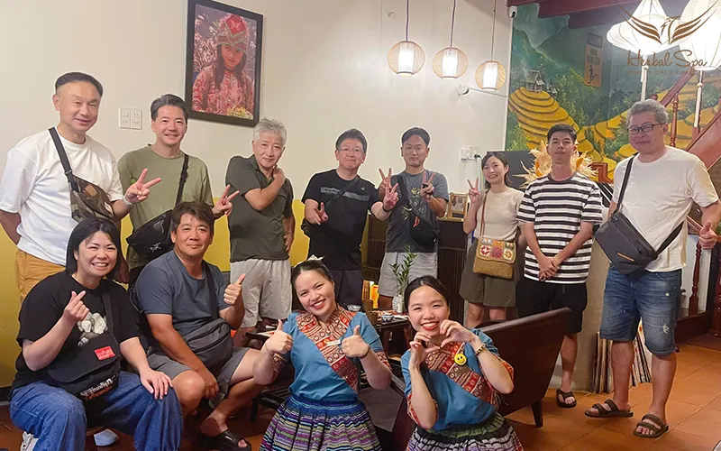 Du khách chụp hình lưu niệm tại Herbal Boutique Spa