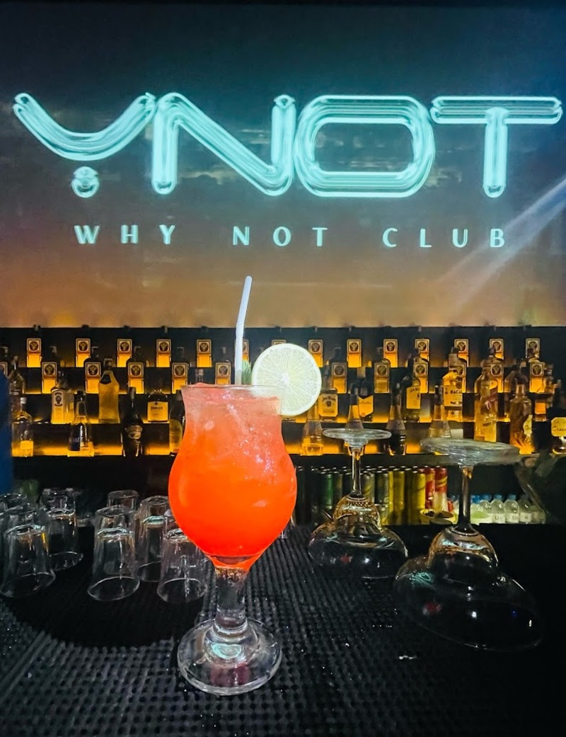 Cocktail trái cây được nhiều du khách yêu thích tại Why not bar Hội An