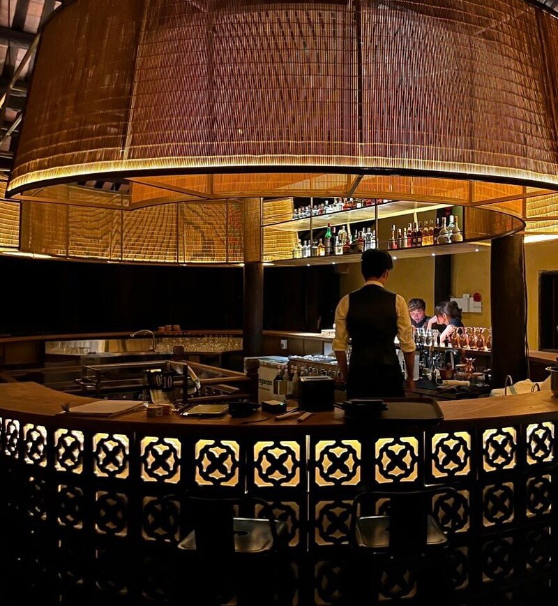 Thiết kế quầy bar hình bầu dục độc đáo tại Mộng Nguyệt Secret Bar Hội An