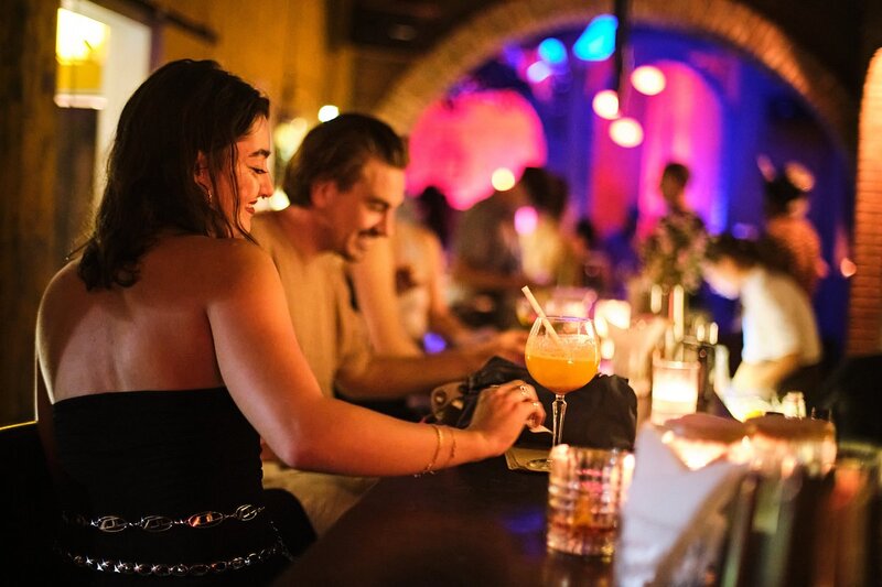 Không gian chill với âm nhạc nhẹ và nước uống ngon