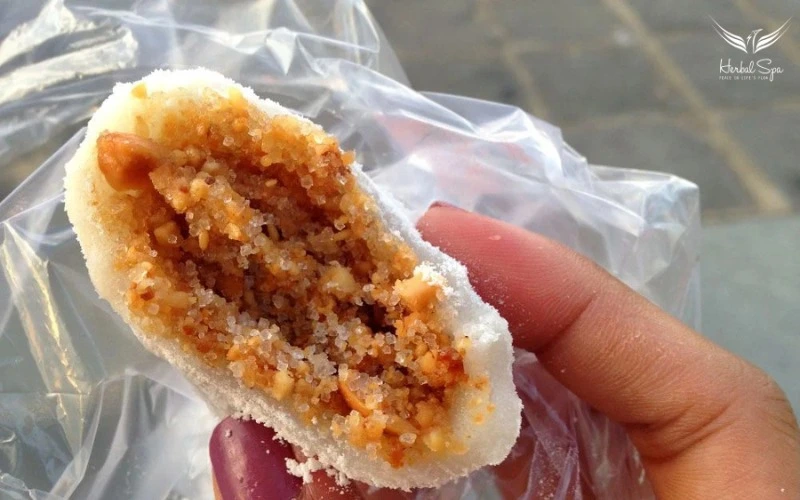 Mango Cakes are one of the best local foods in Hoi An and are especially loved by children.