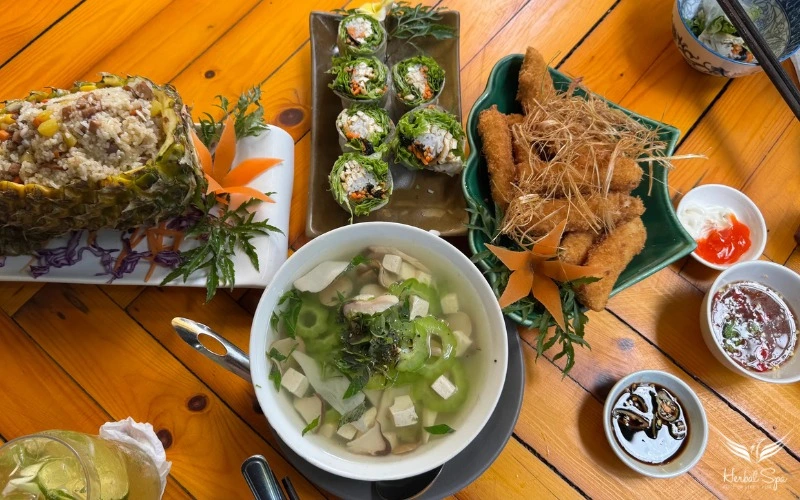 Rơm Vegetarian Bistro