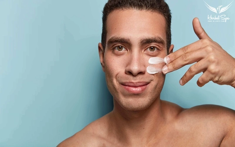 Bước cuối cùng trong quy trình chăm sóc da mặt nam nhờn là sử dụng kem chống nắng.