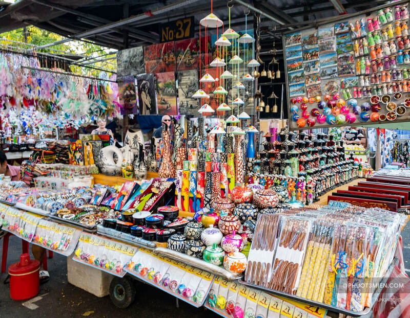 Nhiều mặt hàng lưu niệm được bán tại chợ đêm Nguyễn Hoàng