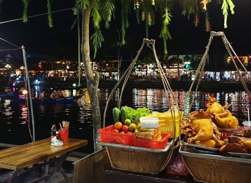 Thưởng thức những món ăn ngon về đêm là hoạt động trải nghiệm thú vị tại Hội An