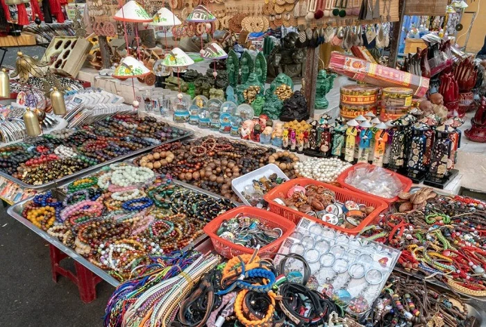Quà lưu niệm đặc sắc được bán tại chợ đêm Hội An giá rẻ 