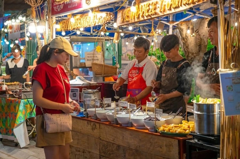 Quán ăn ven đường tại chợ đêm Hội An