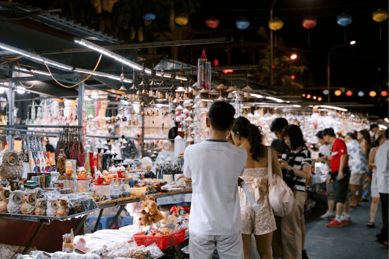 Thưởng thức và mua sắm đặc sản tại chợ đêm Hội An