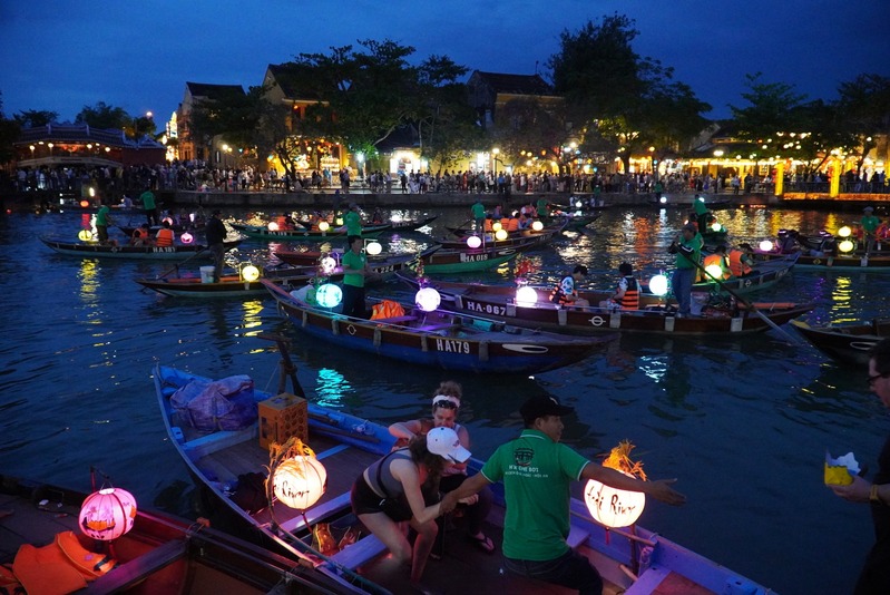 Đi thuyền trên sông Hoài và thả đèn hoa đăng là một trải nghiệm thú vị khi đến chợ đêm Hội An
