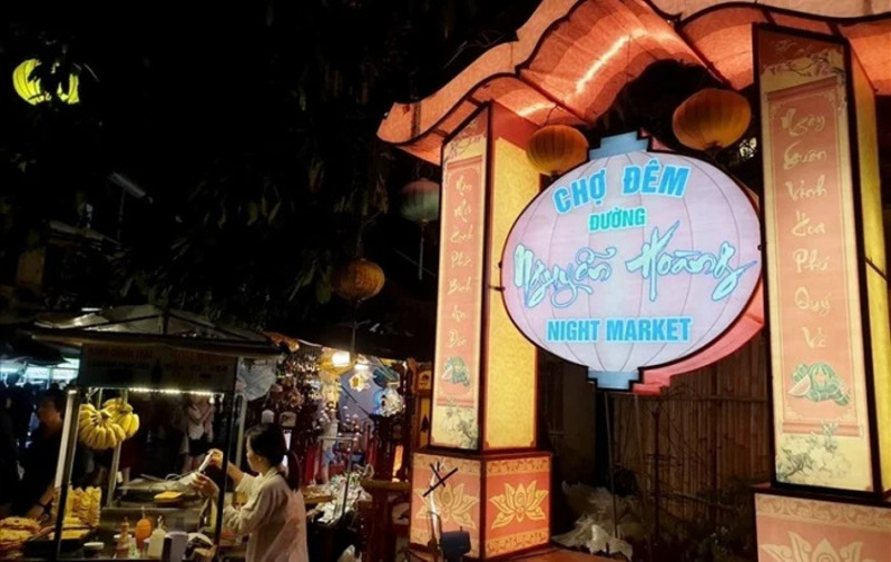 Chợ đêm với rất nhiều món ăn đặc sản của phố cổ 