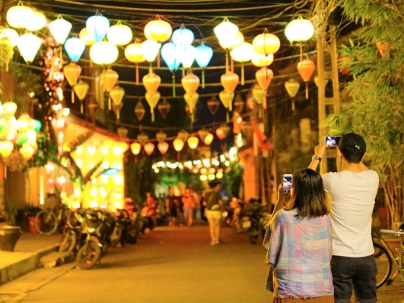 Hoạt động dạo chơi và ngắm con phố lung linh ánh đèn tại Hội An ở ban đêm