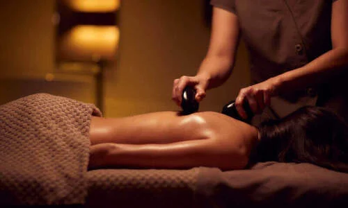 Massage toàn thân kiểu miêu dao kết hợp đá nóng, dầu tự nhiên và túi thảo mộc.