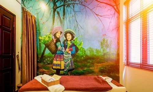 Herbal水疗中心的按摩空间宽敞，舒适，散发着精油的香气