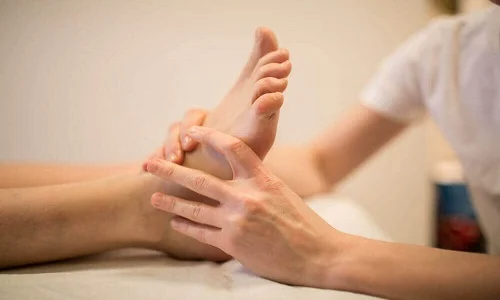  The technicians will perform acupressure and massage the soles of the feet