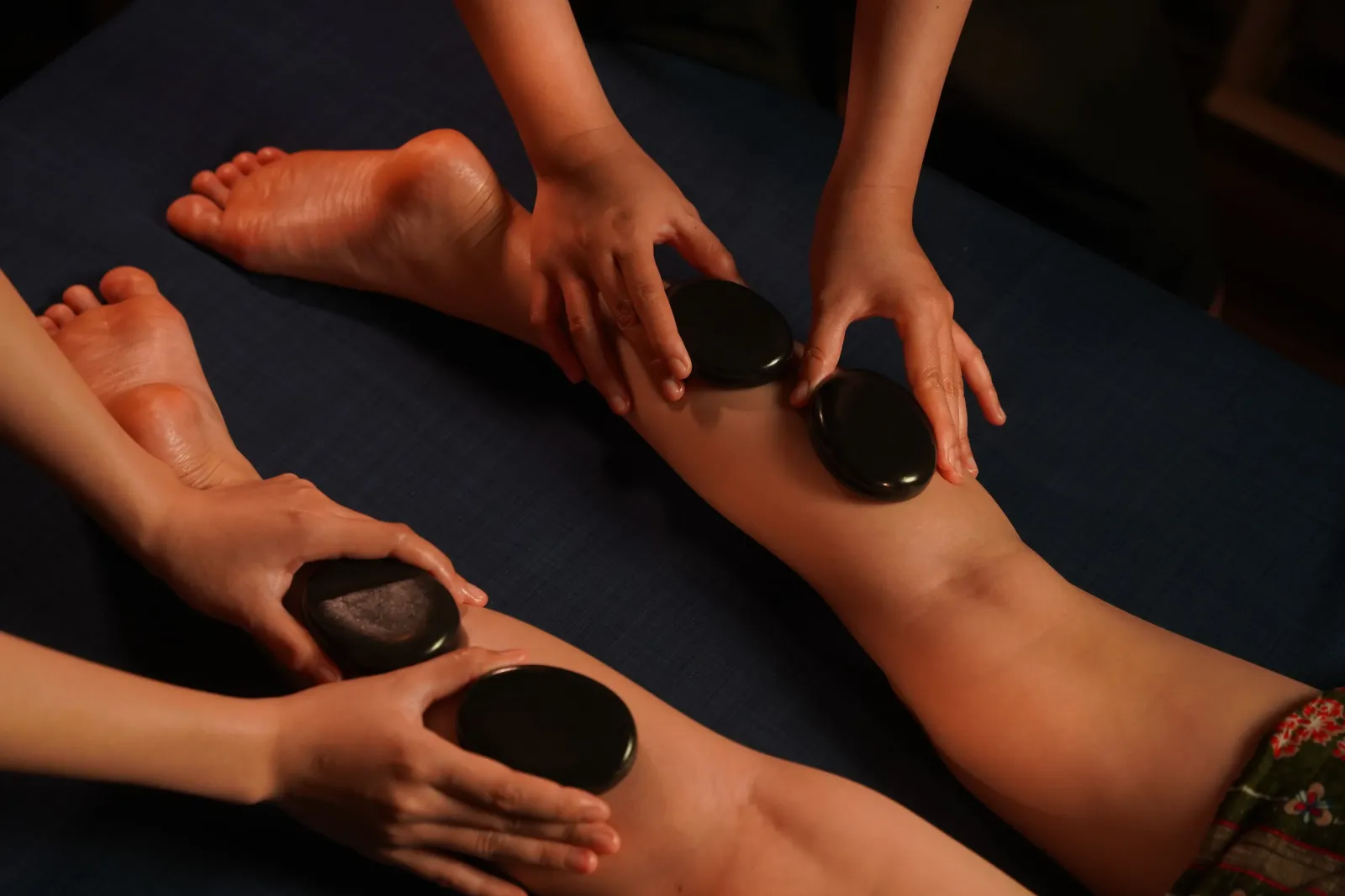 Massage chân với đá nóng