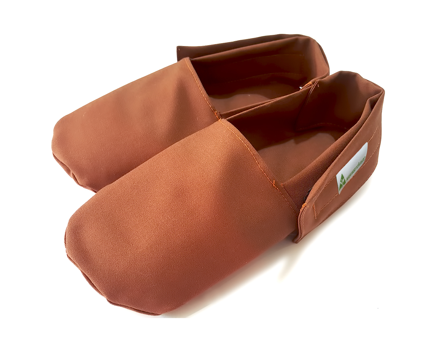 Túi thảo dược ấm chân được dùng trong liệu trình massage lưng tại Herbal Spa Đà Nẵng
