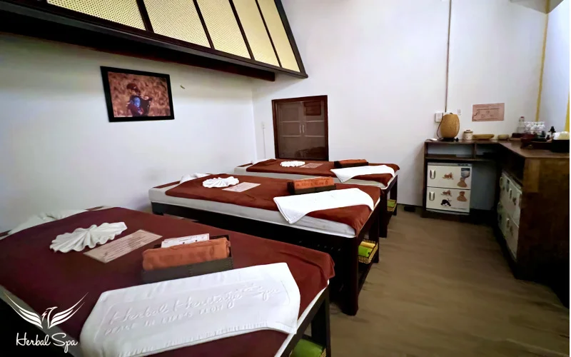Phòng massage thư giãn được trang bị đầy đủ mọi thiết bị và dụng cụ cần thiết