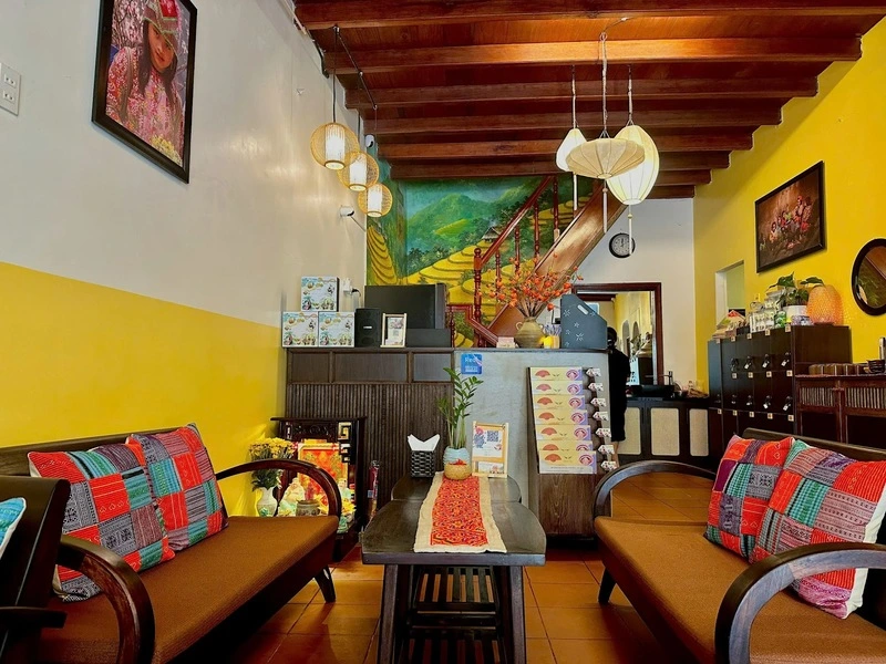 고대 도시의 매력에서 영감을 받은 Herbal Spa Hoi An의 고요한 스파 공간입니다.