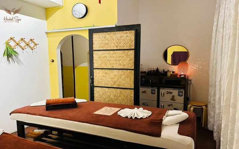 Phòng massage tinh tế và ấm cúng của Herbal Spa Hội An