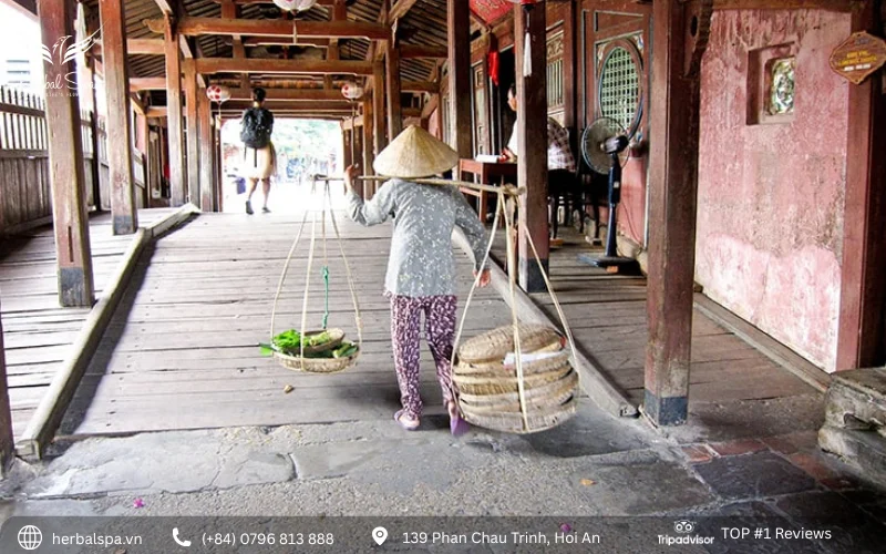 japanese covered bridge hoi an vietnam