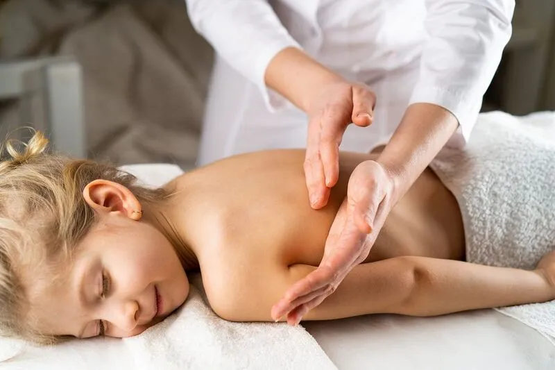 Massage trẻ em khác gì với massage người lớn