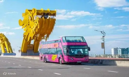 Xe bus 2 tầng trên cầu Rồng Đà Nẵng