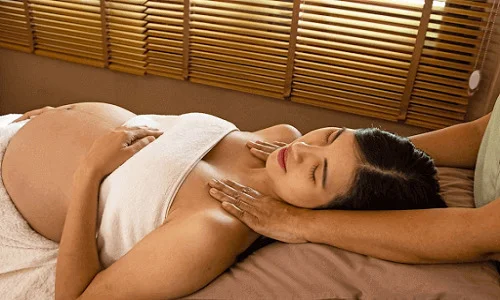 Пренатальный массаж в четыре руки приносит много пользы матери и ребенку.