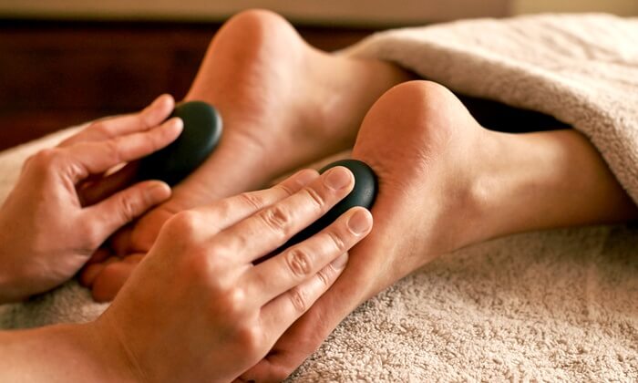  Massage đá nóng lên lòng bàn chân tại Spa Đà Nẵng
