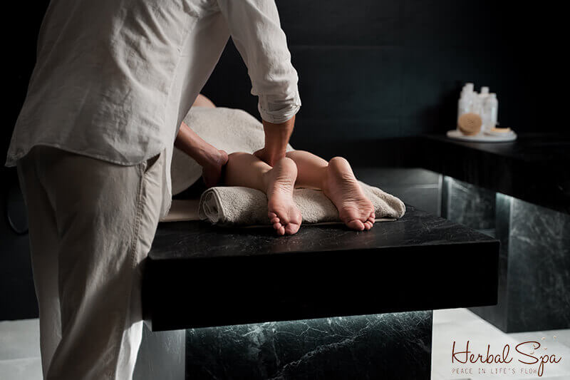 Massage chân hỗ trợ điều hòa khí huyết từ bàn chân, giúp giảm đau và căng cơ hiệu quả