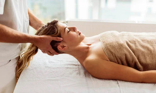 Massage cổ truyền Việt Nam tác động trực tiếp vào các huyệt giúp xoa dịu các cơn đau mỏi