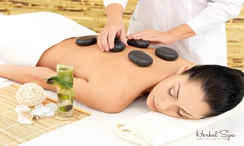 Massage đá nóng giúp cân bằng khí huyết và giải độc